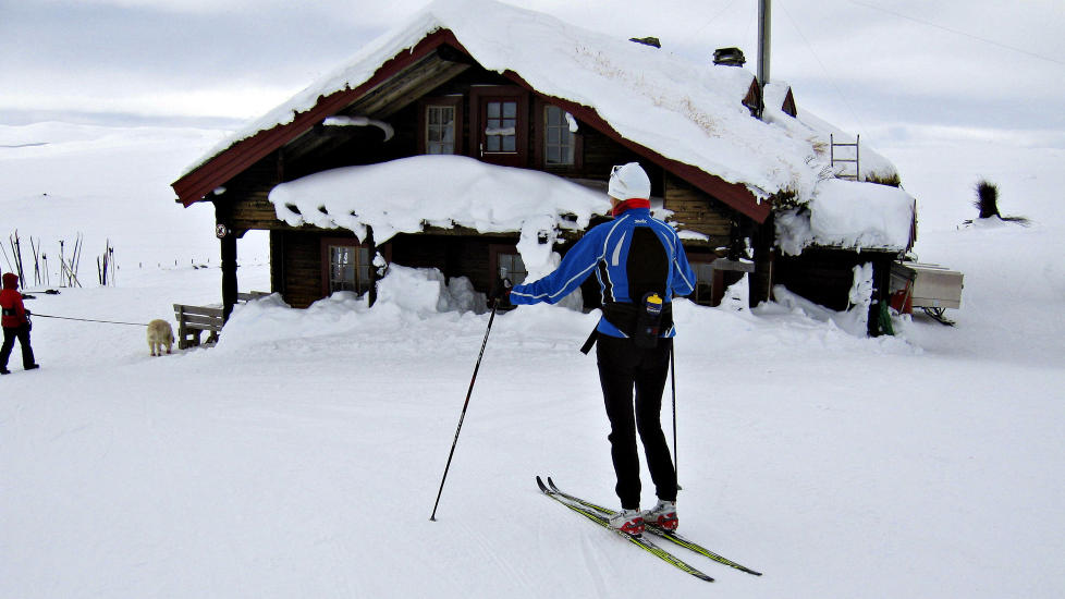 P� VIDDA: Tuvahytta har flott beliggenhet 1200 meter over havet p� Hardangervidda. Foto: BIRGIT HAUGEN