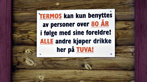 DRIKKEPRESS: Her lever de av at bes�kende kj�per b�de mat og drikke. Foto: BIRGIT HAUGEN