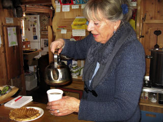 VAFLENE: Aileen Flataaker serverer kaffe med vaffler som hevdes � v�re �verdens beste�. Foto: BIRGIT HAUGEN