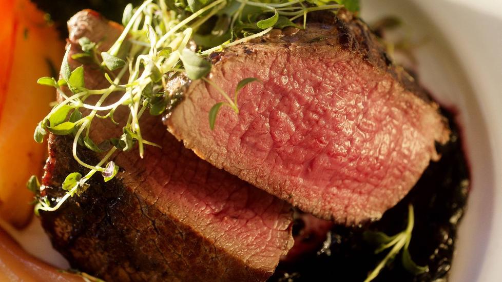 Veimat: Fra den �de Strandbygdvegen, �st for Glomma, til en tallerken p� Elgstua i Elverum. Mens den uheldige bilisten kj�rte videre med bulk p� panseret, gjenoppst�r den enda mer uheldige elgkua etter �tte dagers m�rning, 
som biff med rotgr�nnsaker og timian. Alle foto: Agnete Brun