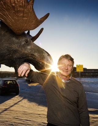 Chevregratinert: Kj�kkensjef John T�mte ved Elgstua tilbereder de p�kj�rte etter alle kunstens regler.