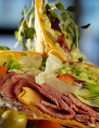 Varmr�kt elg til elgwrap:
2 kg kj�tt, 2,25 kg salt, 7 l vann. Legg kj�ttet i saltlake i tre d�gn. T�rk kj�ttet, la det ligge kj�lig over natta. R�ykes i to timer. Damp det til kjernetemperatur 68 grader. Avkj�l.