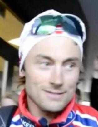 Her blir Northug tatt imot av et hundretalls ekstatiske unger