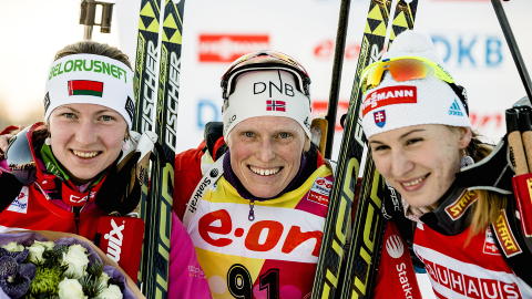 PALLEN: Tora Berger (midten) g�r f�rst ut p� l�rdagens jaktstart. Her flankert av Darja Domratsjeva (t.v.) og Anastasiya Kuzmina (t.h.) som ble henholdsvis nummer to og tre fredag. Foto: STIAN LYSBERG SOLUM / NTB scanpix