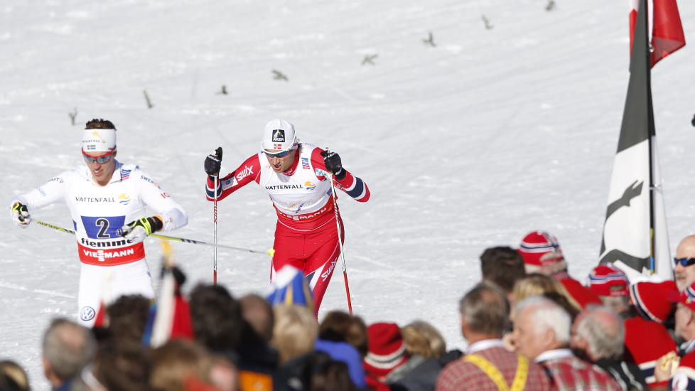 FULL KONTROLL: Petter Northug sier Calle Halfvarsson dr�mmer dersom han tror han holdt p� � g� fra i siste stigning p� stafetten. Foto: Bj�rn Langsem/Dagbladet