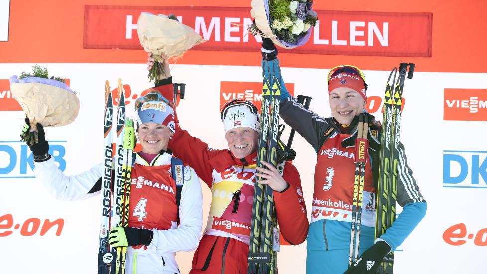 USL�ELIG: Tora Berger vant l�rdag sin 10. verdenscupseier for sesongen, og har n� v�rt p� pallen i 15 av 20 l�p i 2012/13. Her med Marie Dorin Habert (t.v.) og Anastasiya Kuzmina (t.h.), som ble nummer to og tre. Foto: STIAN LYSBERG SOLUM / NTB scanpix