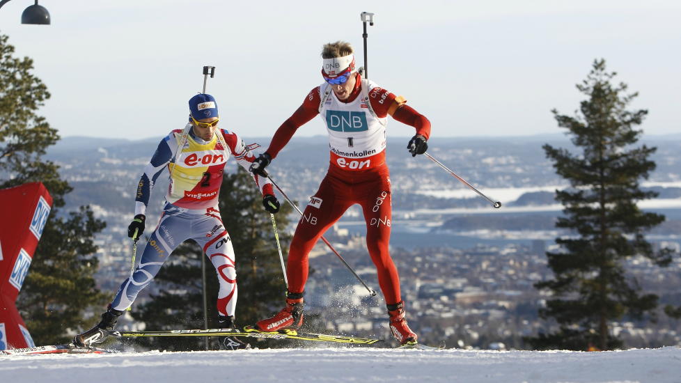 PALLEN: Martin Fourcade og Tarjei B� gikk ut likt ut p� dagens skiskytterjaktstart i Holmenkollen, men franskmannen var sterkest, og med ett bom mindre enn B� gikk han inn til sin 20. verdenscupseier. Foto: Fredrik Varfjell / NTB scanpix