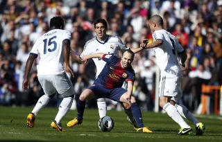 DRIBLET: Barcelonas Andres Iniesta. REUTERS/Paul Hanna DRIBLET: Barcelonas Andres Iniesta. REUTERS/Paul Hanna