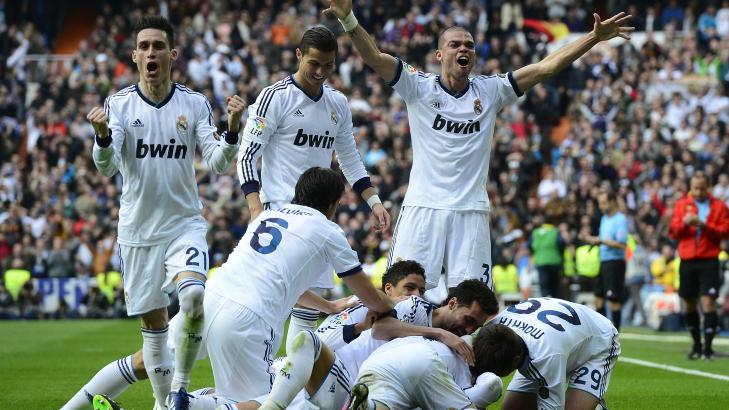 NY SEIER: Real Madrid-spillerne jubler etter 2-1-målet til Sergio Ramos. Laget vant mot Barcelona i ettermiddag. Foto: AFP PHOTO/ JAVIER SORIANO NY SEIER: Real Madrid-spillerne jubler etter 2-1-målet til Sergio Ramos. Laget vant mot Barcelona i ettermiddag. Foto: AFP PHOTO/ JAVIER SORIANO