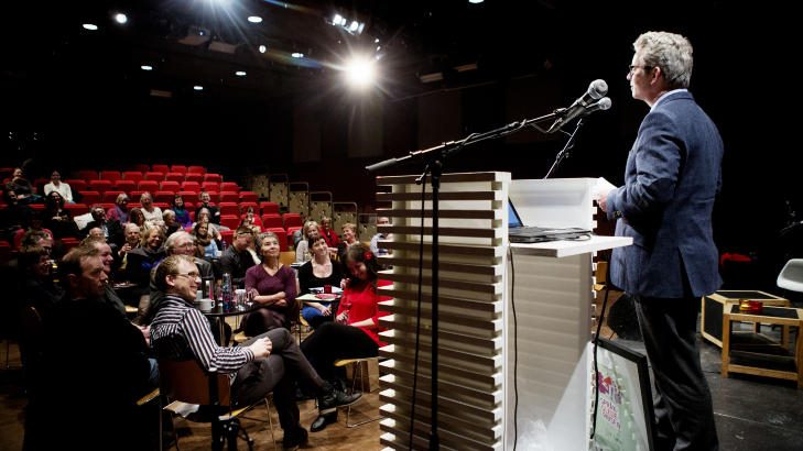 SPREDDE GLEDE:  Spr�kgledeprisen gikk til en person som har spredd spr�kglede med sitt spr�k de siste �rene. Da Knut N�rum holdt sin takketale satt ogs� latteren l�st hos publikum. 
Foto: HANSEN NINA /Dagbladet