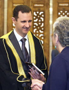 Han st�r bak massedrap p� sitt eget folk - til neste �r stiller han til valg igjen