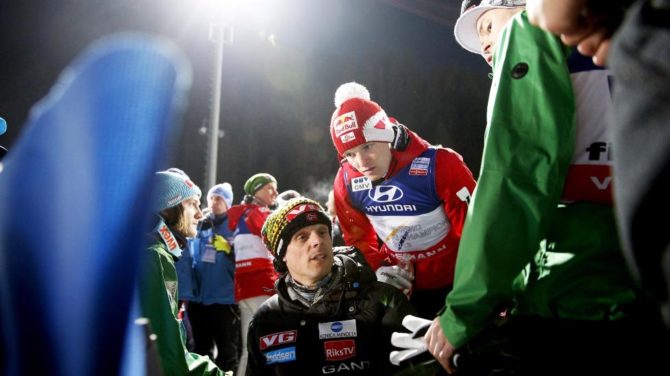 GA BESKJED: Her gir Thomas Morgenstern beskjed om at ikke alt var som det skulle med Anders Bardals andre hopp i lagkonkurransen. Litt senere ble de norske gutta flyttet ned fra andre til fjerdeplass.  Foto: Bj�rn Langsem / DAGBLADET.