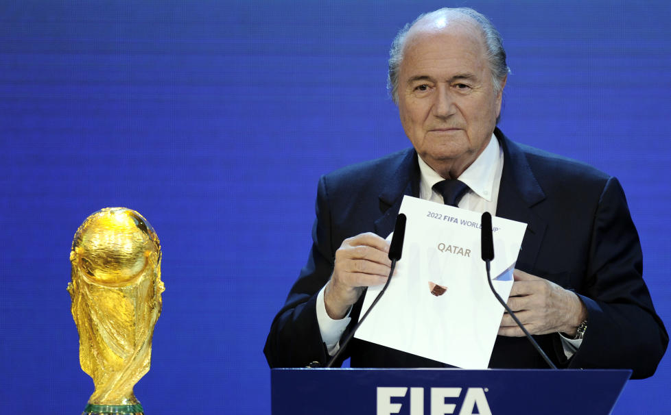 �PNER FOR VM OM VINTEREN: FIFA-President Sepp Blatter mener heten om sommeren i Qatar vil bli for mye for spillere og fans. Foto: AFP PHOTO / PHILIPPE DESMAZES / NTB scanpix