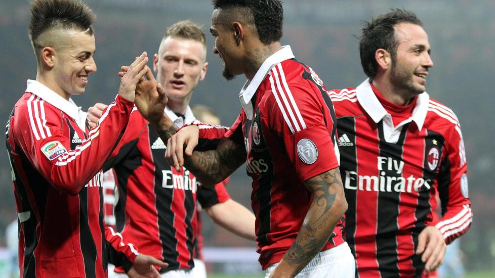 I FORM: Kevin Prince Boateng (i midten), Stephan El Shaarawy (t.v) og Giampaolo Pazzini feirer en scoring mot Lazio. Foto: EPA/MATTEO BAZZI/NTB scanpix
