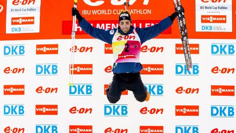 F�R MEDALJE: Franskmannen Martin Fourcade, som her feirer l�rdagens jaktstart-seier, blir s�ndag tildelt Holmenkollmedaljen. - En klar kandidat til � motta medaljen, og en flott representant for idretten, skriver Skiforeningen i sin begrunnelse for tildelingen. Foto: STIAN LYSBERG SOLUM / NTB scanpix.