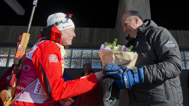 GA KONGEN BLOMSTER: Tora Berger gav blomsterbuketten hun fikk for s�ndagens seier til kong Harald. FOTO: FREDRIK VARFJELL / NTB scanpix.