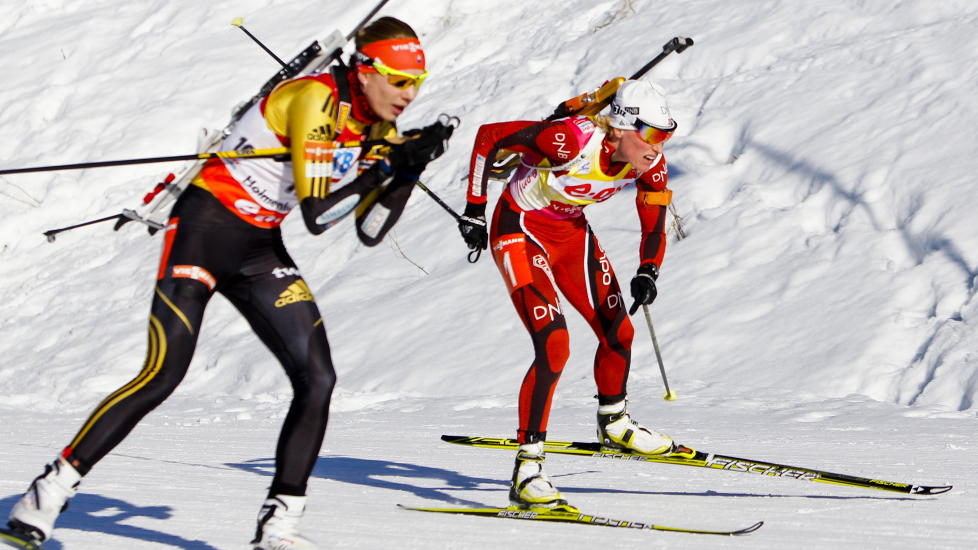 HAT-TRICK: Tora Berger passerte slovakiske Anastasiya Kuzmina p� sisterunden, og vant s�ndag sitt tredje renn av tre mulige i Holmenkollen. Foto: FREDRIK VARFJELL / NTB scanpix.
