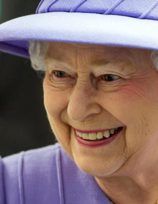 Dronning Elizabeth innlagt p� sykehus