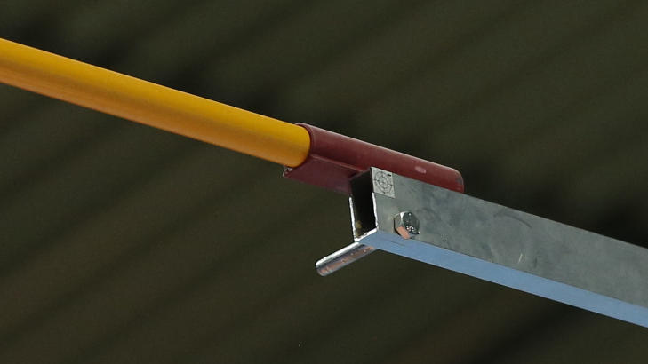 LISTA ETTER HOPPET: Bildet visr hvordan lista har hoppet ut av sin stilling. Foto: REUTERS/Phil Noble/NTB scanpix