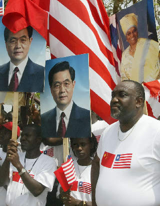 SER P� AFRIKA SOM EN MULIGHET: Kinesiske investeringer bidrar til vekster. Her fra en markering forut for at Kinas president Hu Jintao bes�kte Liberia i 2007. Foto: Pewee Flomoku/AP