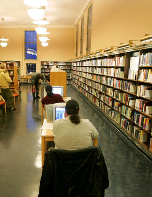 - Det vi kaller den kulturelle grunnmuren, som folkebiblioteker, har tapt