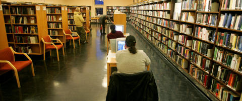 - Det vi kaller den kulturelle grunnmuren, som folkebiblioteker, har tapt