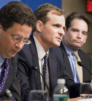  HAR MISTET NESTEN ALL MAKT: Toppledelsen i Det internasjonale pengefondet (IMF), her ved Charles Collyns (f.v), Simon Johnson og William Murray. Foto: IMF/Reuters