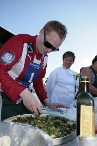 ... 2 ... Jurymedlem Wenche Andersen, kjent fra TV2, f�lger med mens Halvor topper pizzaen med spinat og lammep�lse.