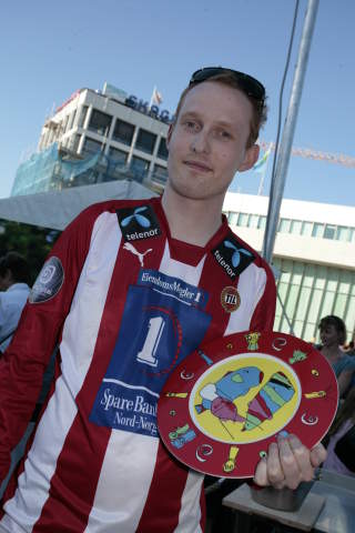NORGESMESTER ... Halvor Nitteberg (30) fra Finnsnes - i kledelig TIL-drakt.Alle foto: THONE ELD�Y/GLADMAT