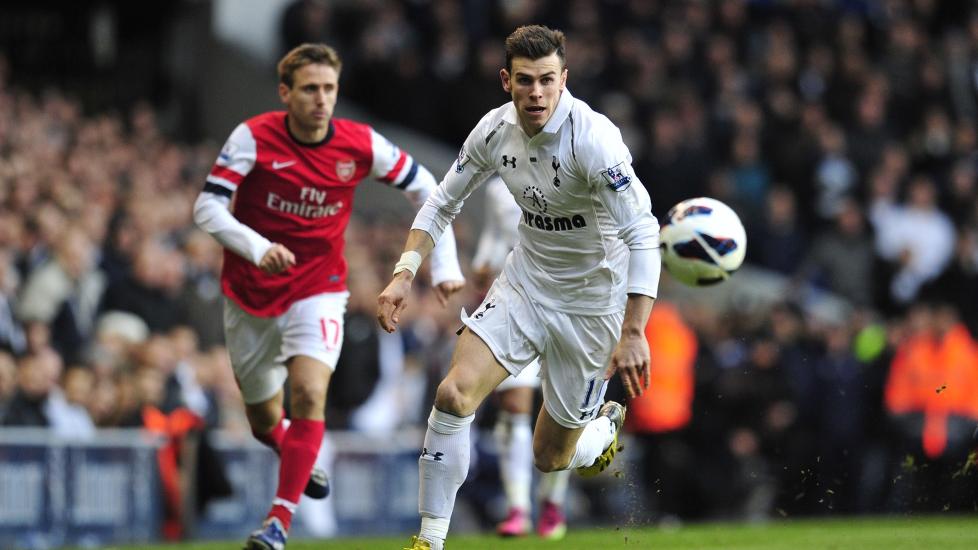  ROSES:  Gareth Bale roses av Tottenhamkaptein Michael Dawson. Han mener 23-�ringen er en av de beste spillerne i verden n�, p� h�yde med Messi og Ronaldo. Her fra g�rsdagens seier mot Arsenal. Foto:  AFP / GLYN KIRK