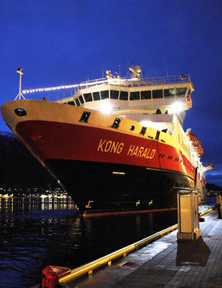 Hurtigruteskip av grunn for egen maskin