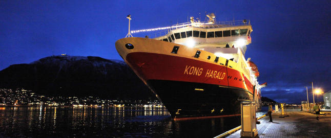 Hurtigruteskip av grunn for egen maskin