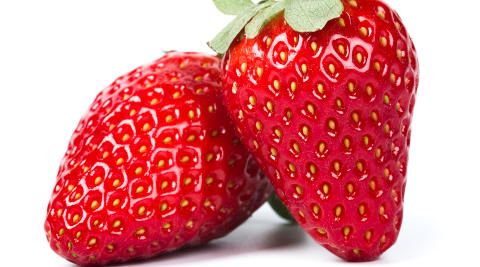 TREKKER SAMMEN: Jordb�r inneholder naturlige fettsyrer som virker klargj�rende p� huden. Foto: COLOURBOX