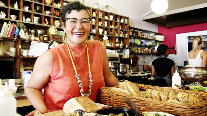 KARENS KJ�KKEN: Bak disken til The Kitchen serverer Karen Dudley fristende salater og legendariske �Love Sandwich�. Foto: M�LINDA FANTOU