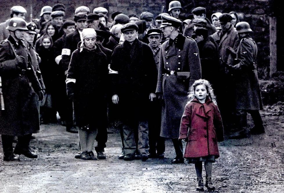 JENTA I R�DT: Oliwia Dabrowska var tre �r da hun var med p� innspillingen av �Schindlers liste�. � se filmen ga henne problemer.