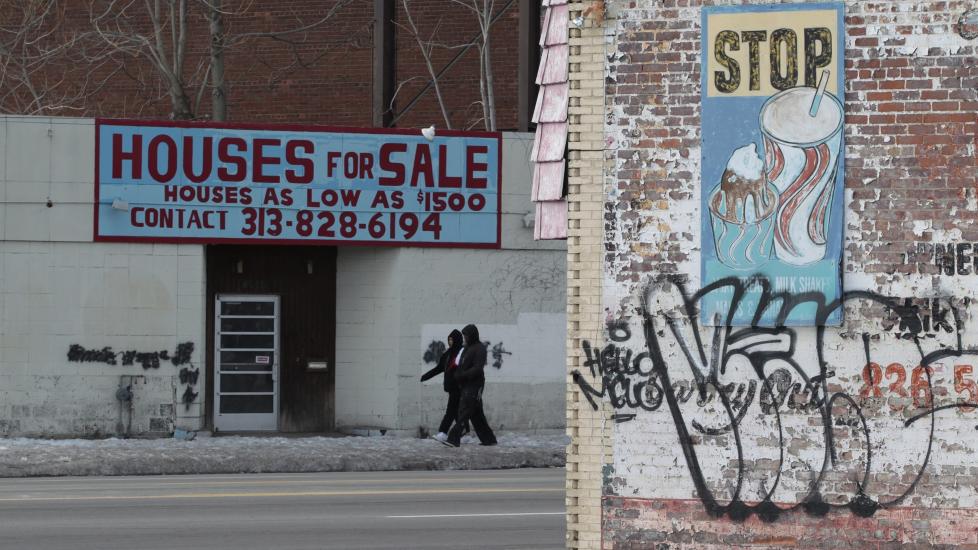 P� BILLIGSALG: �Hus til s� lite som 1500 dollar� st�r det p� en plakat i Detroit. Fraflyttingen fra byen har v�rt rene folkevandringen. Foto: EPA/JEFF KOWALSKY