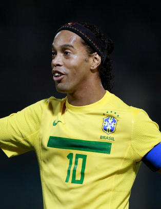 Ronaldinho ute av den brasilianske troppen