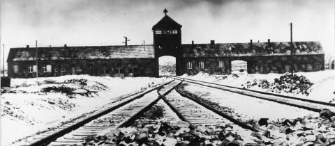 AUSCHWITZ: Blant de mest beryktede konsentrasjonsleirene var Auschwitz-Birkena. Bildet fra 1941 viser jernbanesporene som leder inn til leiren. Foto: AP / Scanpix AUSCHWITZ: Blant de mest beryktede konsentrasjonsleirene var Auschwitz-Birkena. Bildet fra 1941 viser jernbanesporene som leder inn til leiren. Foto: AP / Scanpix