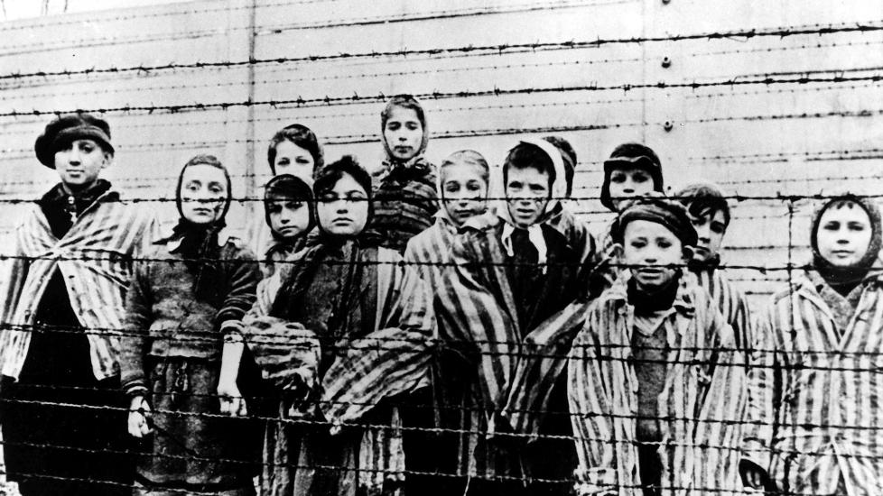 - N�R DOBBELT S� MANGE DREPTE: Amerikanske forskere har n� lagt fram en studie der de mener � ha funn som viser at n�rmere 20 millioner mennesker ble drept av nazistene under 2. verdenskrig. Dette er n�r dobbelt s� mange som tidligere antatt. Bildet viser sm� barn, if�rt  konsentrasjonsleir-uniformer. Dette bildet ble tatt i januar 1945. Foto: AP / Scanpix