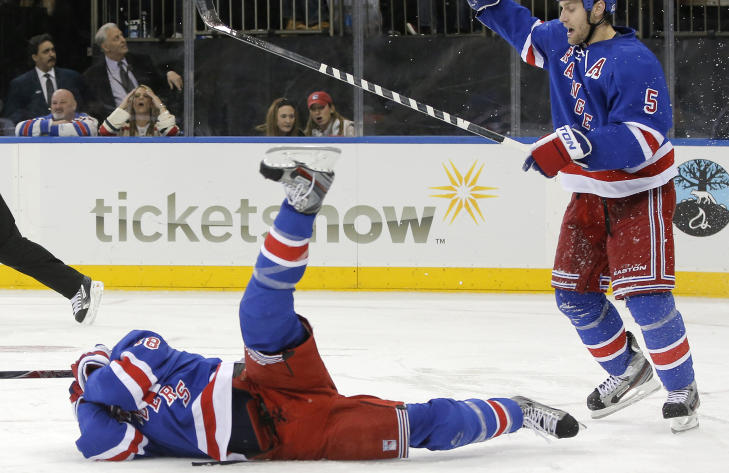 SMERTER: New York Rangers-spiller Marc Staal ble liggende p� isen i flere minutter. Foto: REUTERS/Ray Stubblebine