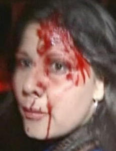 Her blir Carmen angrepet av Ch�vez-st�ttespillere