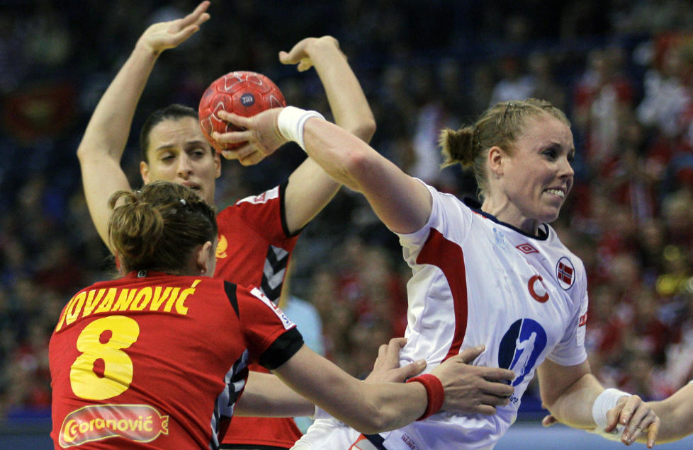  Tilgjengelig for fedrelandet:  Karoline Dyhre Breivang har ingen plan om � gi seg p� landslaget. FOTO: AP Photo/Darko Vojinovic)