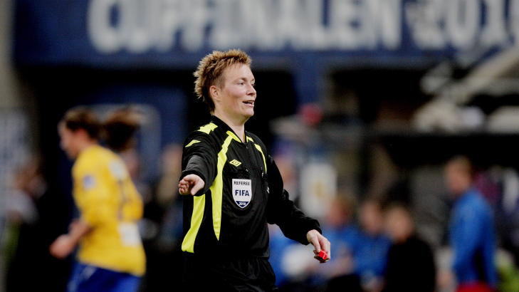 FORSVARER UTVISNING: Den norske Fifa-dommeren Marte Sørø støtter utvisningen av Nani.
Foto: Stian Lysberg Solum / SCANPIX FORSVARER UTVISNING: Den norske Fifa-dommeren Marte Sørø støtter utvisningen av Nani.
Foto: Stian Lysberg Solum / SCANPIX