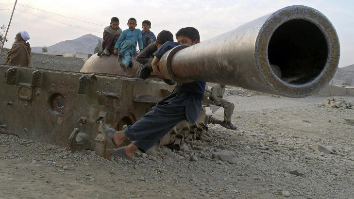 RESTER: Afghanske barn leker ved restene av en sjovetstridsvogn i Behsood-området. Foto: AP / Rahmat Gul / NTB scanpix RESTER: Afghanske barn leker ved restene av en sjovetstridsvogn i Behsood-området. Foto: AP / Rahmat Gul / NTB scanpix