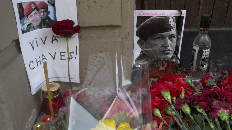 IL COMANDANTE VODKA: Hugo Chavez minnes p� russisk vis i Moskva, med blomster og vodka. (AP Photo/Misha Japaridze)