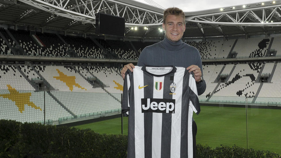 UPOPUL�R: Nicklas Bendtner poserte med Juventus-drakta etter at l�neavtalen fra Arsenal var klar i august. Juventus sin supporterbutikk hevder de ikke har solgt �n eneste tr�ye. Foto: AP Photo/Daniele Badolato, Lapresse