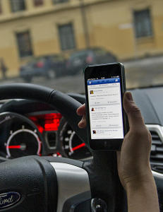 Nær halvparten sjekker sosiale medier eller skriver SMS mens de kjører bil