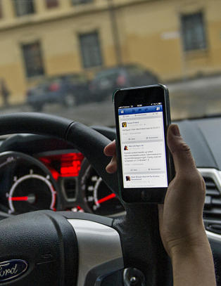 Nær halvparten sjekker sosiale medier eller skriver SMS mens de kjører bil
