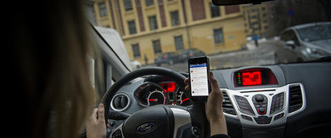 N�r halvparten sjekker sosiale medier eller skriver SMS mens de kj�rer bil