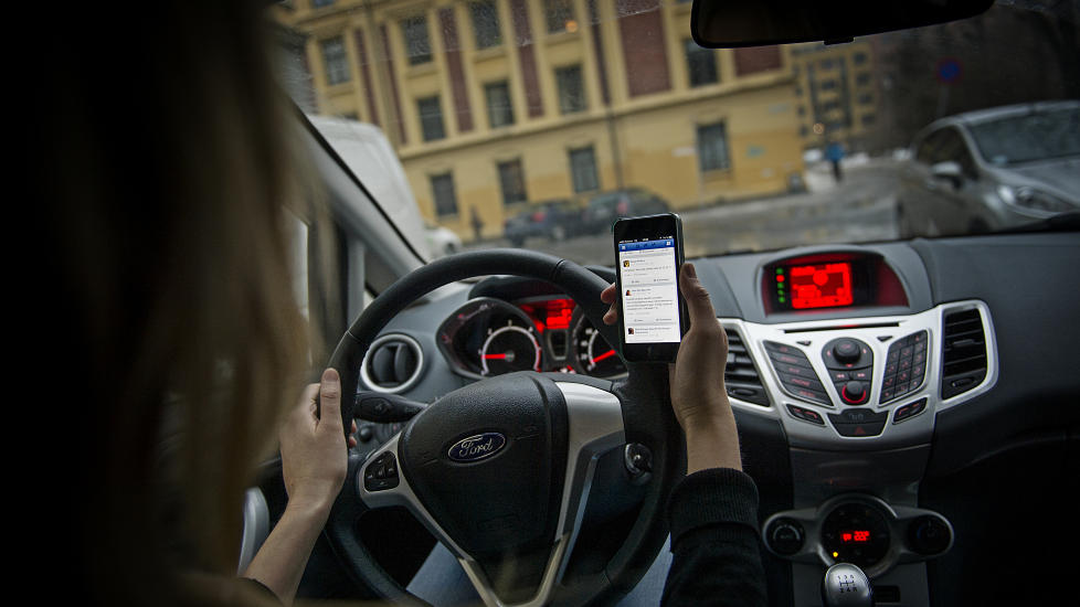 RISIKOSPORT: Bare et �yeblikks sjekking av Facebook mens du sitter bak rattet, kan resultere i alvorlig ulykke, fordi oppmerksomheten trekkes bort fra bilkj�ringen. Foto: BENJAMIN A. WARD / DAGBLADET